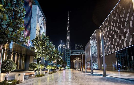 充满时尚设计的迪拜步行街商圈City Walk街景