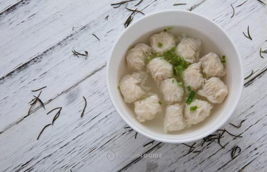 皮白葱绿，肉馅若隐若现