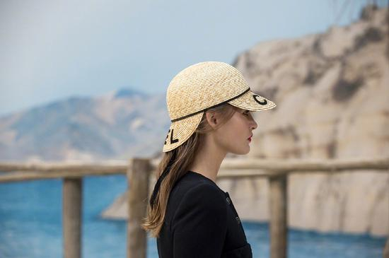 CHANEL2019春夏系列中的帽子单品造型。图片来源/CHANEL官网
