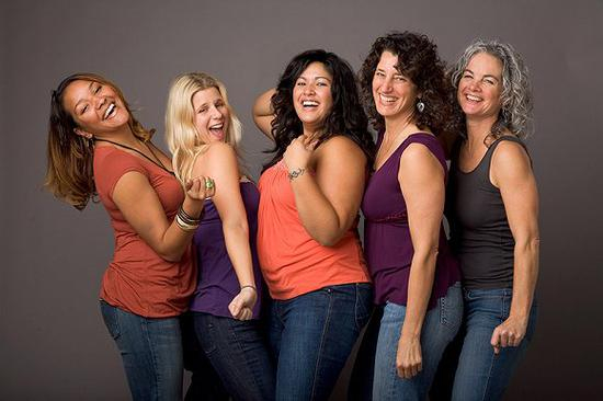 Connie Sobczak（右一）创建了身体自信组织（The Body Positivity） 图片来源：BodyPositiveGroup