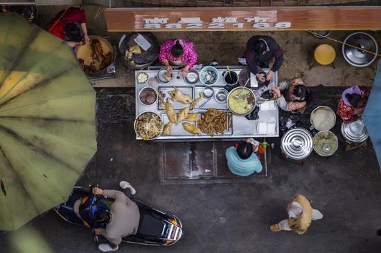 ▲湛江街头的摊子，随处可见“流动”的美食。 图/视觉中国