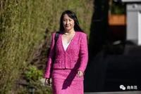 孟晚舟穿粉色Chanel 女精英都爱“权力套装”?
