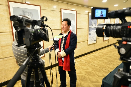 国家一级美术师、冰雪画派画家吕延冬现场接受采访