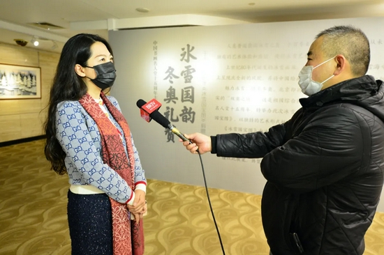 新闻大厦艺术馆馆长、中国书画名人堂负责人栗莉接受采访