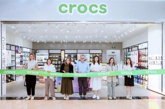 Crocs上海浦东世纪汇广场能量中心店启幕剪彩 （从左至右：Crocs亚太地区高级副总裁暨总经理Megan Welch、Crocs执行副总裁暨集团首席财务官Anne Mehlman、Crocs执行副总裁暨品牌总裁Michelle Poole、Crocs 集团首席执行官Andrew Rees、上海世纪汇置业有限公司CEO 王亚琳、Crocs高级副总裁暨首席营销官 Heidi Cooley、Crocs副总裁暨中国区总经理Luciana Xi ）