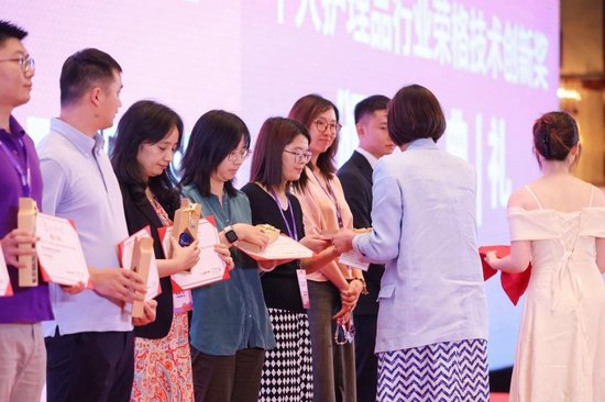 锦波生物国际原料部高级产品经理杨慧敏女士上台领奖