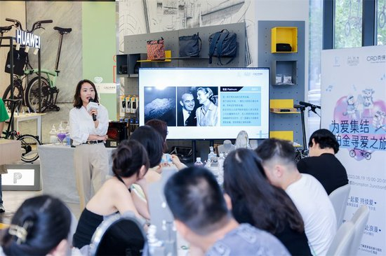 CRD克徕帝资深珠宝讲师Lynn女士在沙龙现场做分享