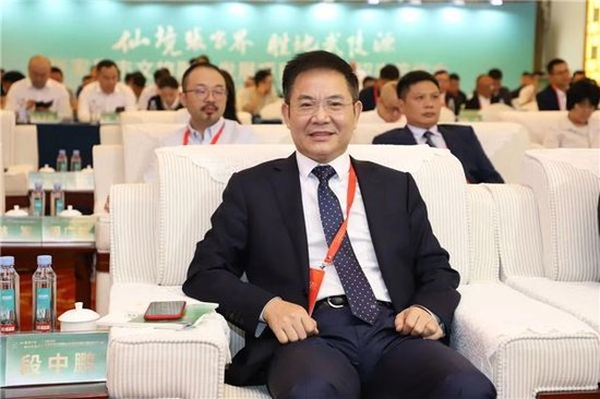 山庄有限责任公司总经理徐晓春在张家界武陵源签署合作协议9月22日,首