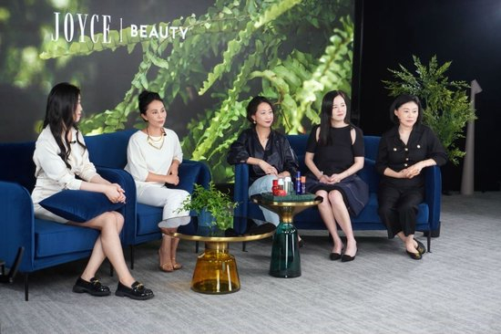　　从左至右分别为：媒体人《末日狂花》萧萧Carol；Joyce Beauty 主理人Miriam Bray；东边野兽创始人兼首席品牌官何一Yisa；紅地球首席执行官、2AM联合创始人、hafhaf联合创始人钟婷婷及野兽派联合创始人、Augustinus Bader 中国区总经理Isabelle Zhuang