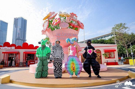 　　“鎏光宇宙开幕秀”将舞台拓展至前海壹方城L1层星辰街“星辰花屿” ，以先锋时尚态度庆贺其开业6周年