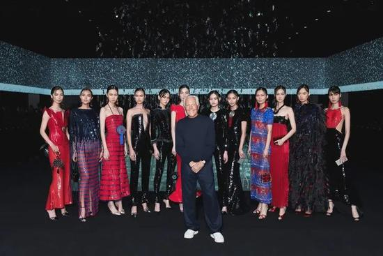 Giorgio Armani与12位中国模特谢幕