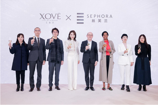 　　从左至右：XOVĒ艾素菲全球品牌总监KarenLEE、XOVĒ艾素菲首席财务官VincentTANG、XOVĒ艾素菲首席运营官Lincoln&nbsp;HO、创始人马黎珈而（黎姿）女士、丝芙兰总裁兼首席执行官Guillaume&nbsp;Motte、丝芙兰亚洲总裁Alia&nbsp;Gogi、丝芙兰大中华区总经理Maggie&nbsp;Chan以及丝芙兰中国商品副总裁Ling&nbsp;Meng