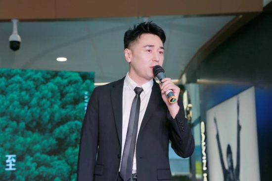 △图为艾尼瓦尔江现场演唱