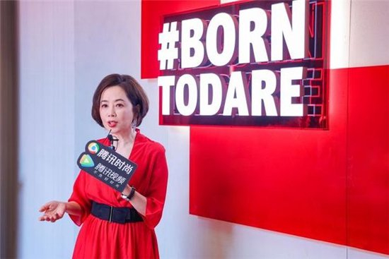 英皇钟表珠宝主席杨诺思小姐在帝舵表店内接受采访