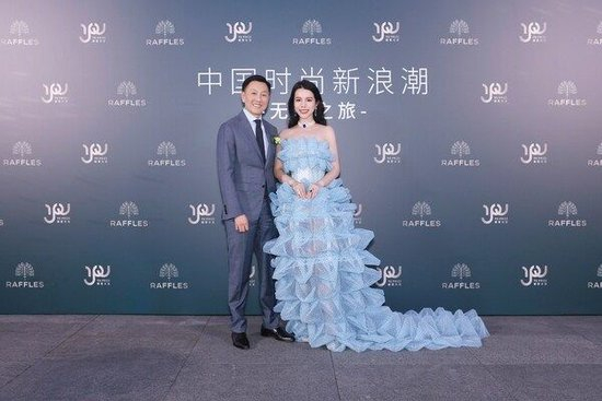 　　雅高集团大中华区首席品牌商务官黄谨言与全球首位官宣的“莱佛士风尚大使”、中国创意产业重要推手、知名创投人、青年慈善家余晚晚（Wendy Yu）