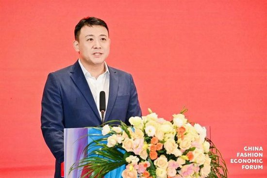 中国服装协会副会长兼秘书长焦培首先发表致辞