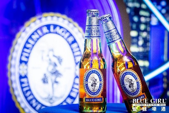 蓝妹啤酒释放港风魅力，引领都市夜生活风向标
