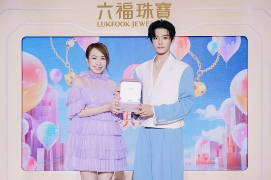 六福集团执行董事兼副行政总裁黄兰诗女士为侯明昊送上‘Neo’ 钻石胸针礼盒