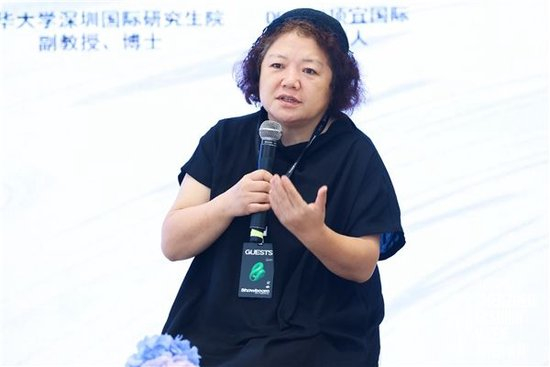 深圳大学美术与设计学院副院长罗莹在圆桌对话中交流观点