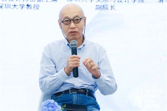 中国服装设计师协会副主席、深圳大学教授吴洪在圆桌对话中交流观点