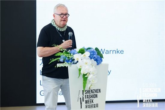 德国吕纳堡大学教授、博士生导师Martin Warnke发表主题演讲