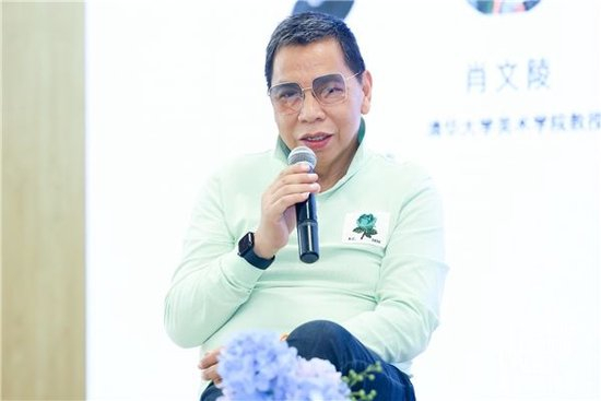 中国服装设计师协会副主席、武汉纺织大学教授熊兆飞在圆桌对话中交流观点