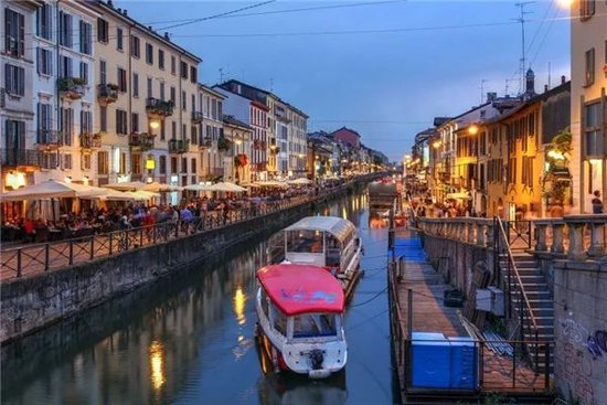 　　运河区（I Navigli di Milano） ，这里是米兰夜生活的中心，有着披萨店、河畔酒吧、渡船夜店等各种各样餐饮可以选择。