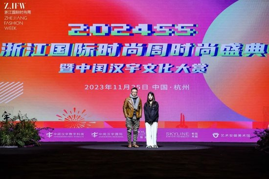 著名当代艺术家、天津美术学院教授李旺为祝晨曦颁奖