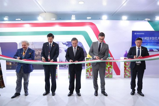 　　首届中国国际供应链促进博览会匈牙利馆开馆仪式剪彩环节（从左到右：世界知名匈牙利小提琴家罗比·拉卡托斯（Roby Lakatos）、中国国际展览中心集团有限公司董事长林舜杰、中国国际贸易促进委员会会长任鸿斌、匈牙利驻华大使白思谛、宁德时代董事长助理孟祥峰）