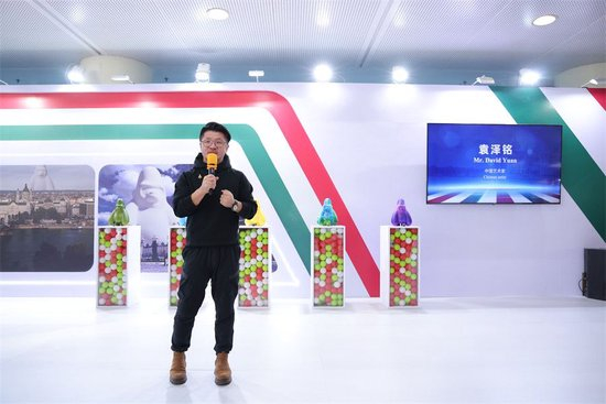 中国艺术家袁泽铭发言