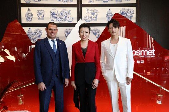 北京王府井文华东方酒店总经理Richard Langonné先生(左)瑞妍中国区总裁Julia女士(中)瑞妍品牌推荐官刘帅先生(右)