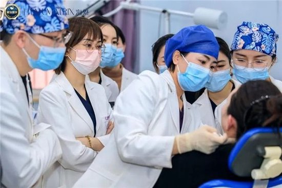 尹敏、吴姗姗医生带教演练实操
