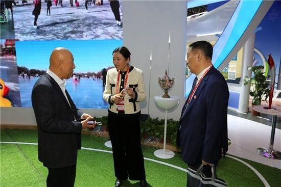 北京祥体育博物馆馆长李祥、四川省体育博物馆馆长秦勤、山西省体育博物馆馆长武步成在展区交流