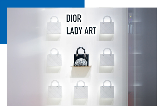 迪奥展厅展示的 “ Dior Lady Art #7 ”艺术家限量合作系列，王郁洋合作款手袋