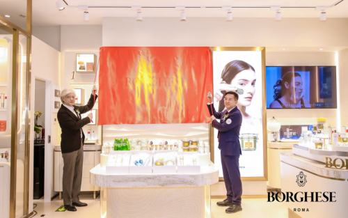 （富力集团亚太区总监与贝佳斯品牌负责人为贝佳斯富力专柜开业揭幕）