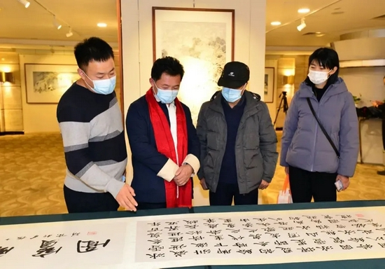 嘉宾欣赏《冰雪国宝图》