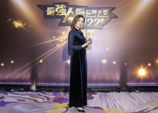 金至尊珠宝集团常务董事张雅玲女士代表接受荣誉