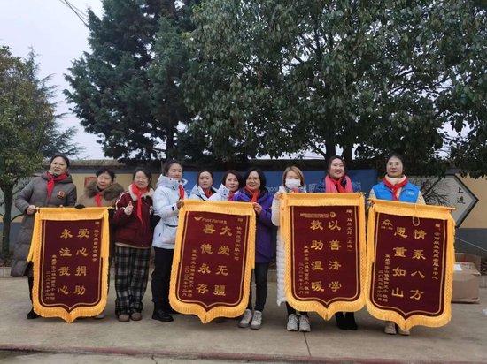 爱心人士代表接受锦旗