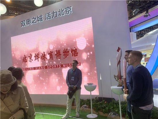 外国友人纷纷体验2008年北京奥运会和2022年北京冬奥会火炬并拍照留念