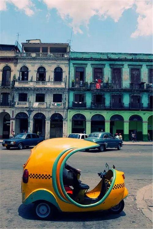古巴，哈瓦那的“Coco Taxi”可口可乐出租车。
