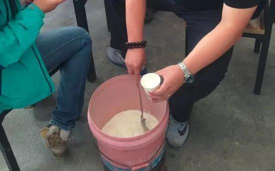　　只一会，馋虫们就把这桶酸奶分吃光了