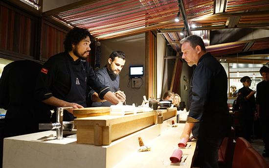 　　在Pakta餐厅偶遇Ferran Adrià（右）