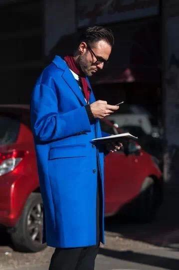 大衣 Les Hommes 针织衫 YSL 长裤 Prada 围巾 Hermes