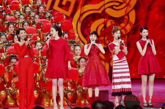 就连为今年春晚开场的欢乐颂五美也没放弃红裙的装扮，时髦的同时又有喜气的好寓意，节日必备款留到节后依然吸精啊有没有！
