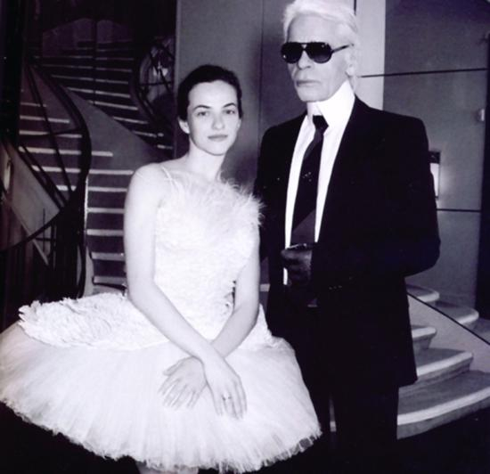 老佛爷Karl&nbsp;Lagerfeld也曾经为英国国家芭蕾舞团设计过芭蕾舞裙。