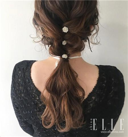 适当的在合适的位置加上白色的小花朵