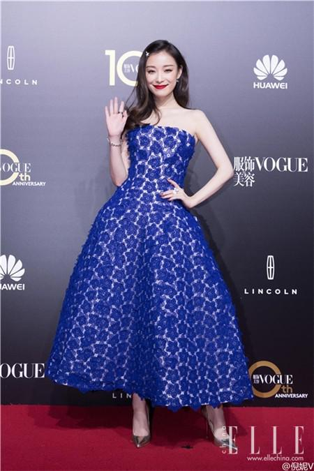 倪妮在长发上别了个星星小发夹