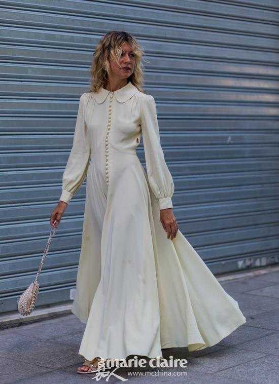 娃娃领长裙不仅减龄，并且能很好地凸显女人味