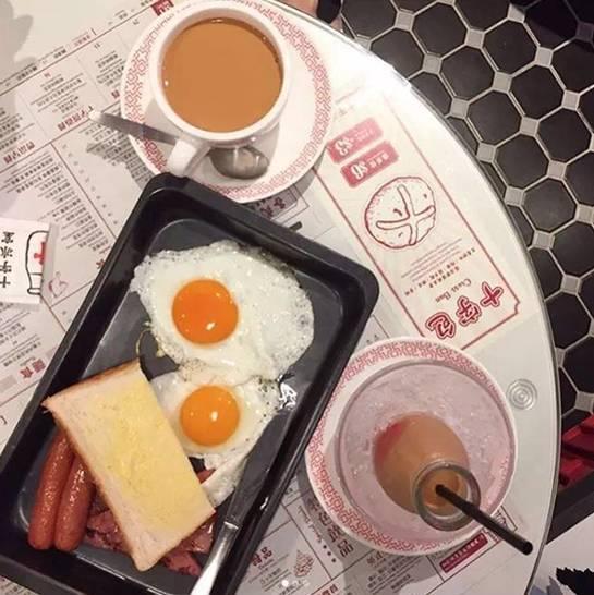 英式早餐，太阳蛋配冻奶茶