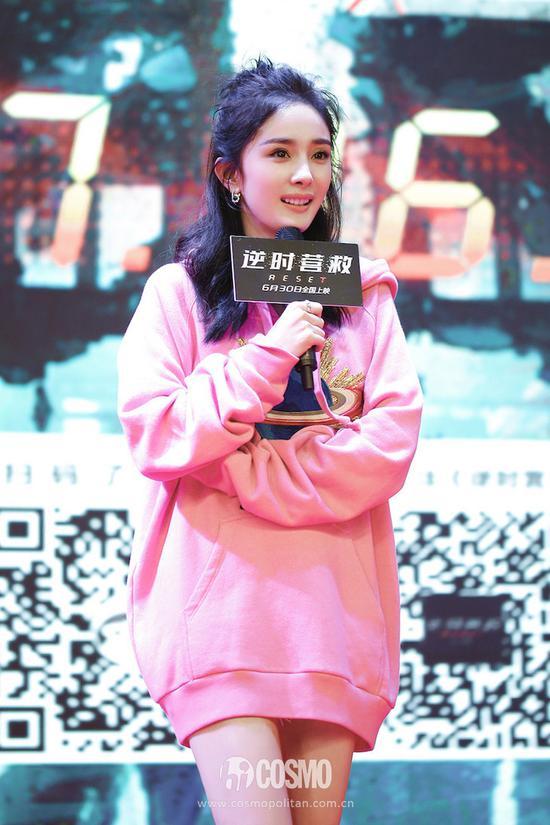Tee+短裙成为杨幂夏日最爱？别说，是挺少女的